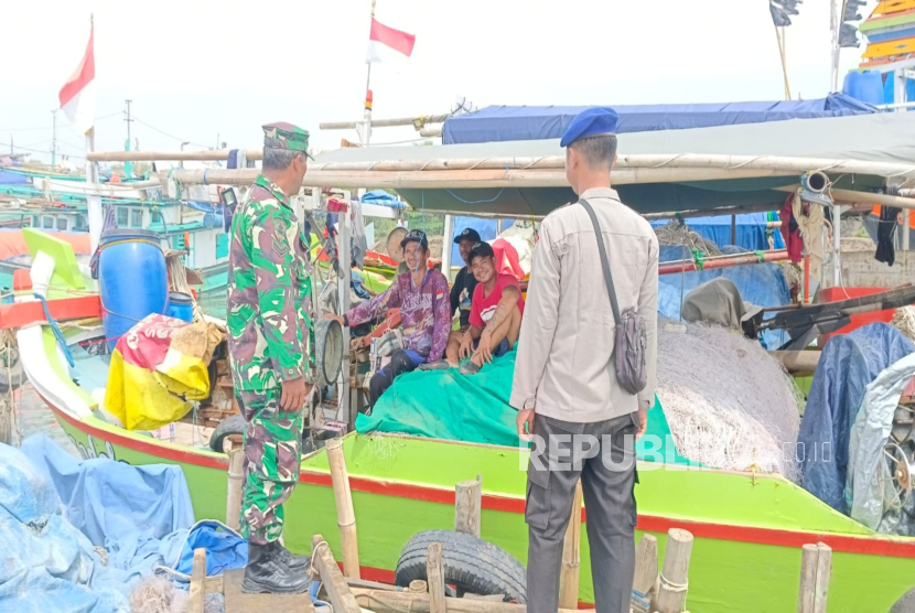 Sat Polairud Polres Indramayu bersama TNI Angkatan Laut patroli dan sosialisasi kepada nelayan di Kali Prajagumiwang, Muara Desa Karangsong, Kecamatan/Kabupaten Indramayu, Sabtu (28/12/2024). 