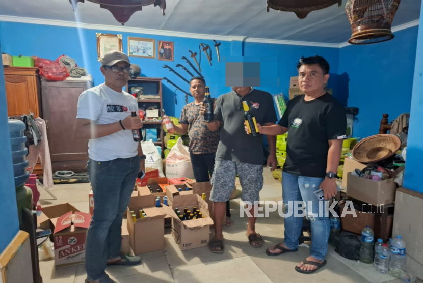 Sat Reserse Narkoba Polres Indramayu mengamankan ratusan botol miras dalam Operasi Pekat Lodaya 2024. 