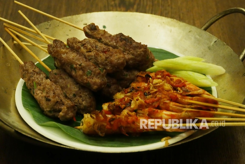 Satai kambing dan satai balado udang, salah satu kuliner khas Indonesia.