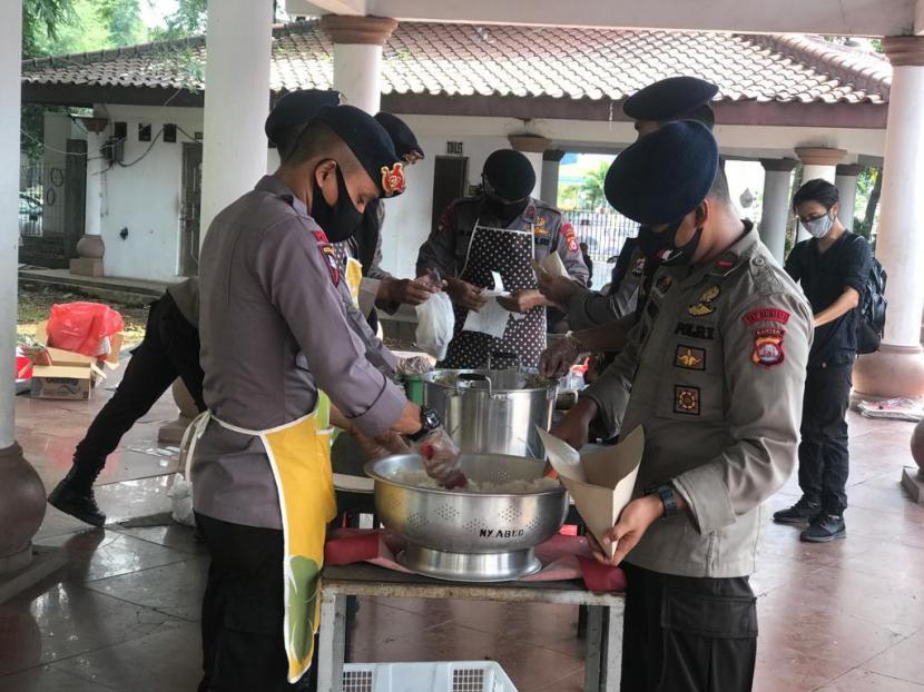 Polisi memfungsikan mobil dapur lapangan untuk memasak makanan gratis bagi warga 