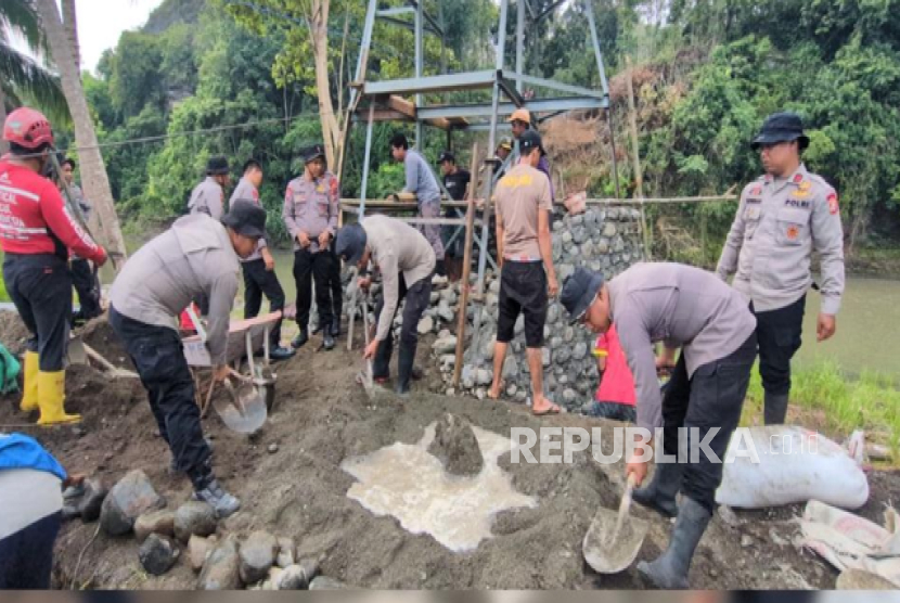 Lakukan Arahan Presiden, Brimob Sulsel Bangun Jembatan untuk Anak-anak Pelosok Soppeng