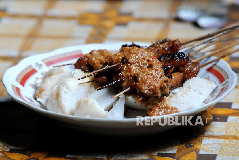 Sate ayam, salah satu kuliner khas Nusantara.