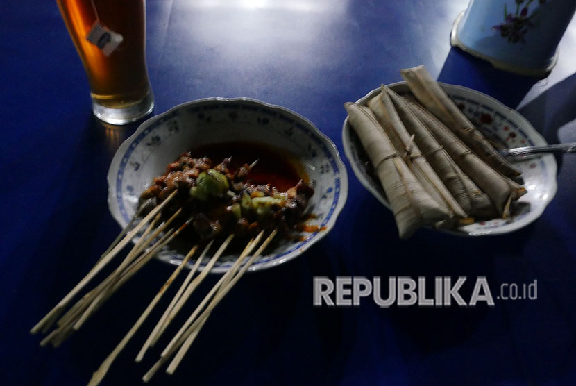 Sate Bulayak makanan khas Pulau Lombok dari daerah Narmada, Senin (21/5). 