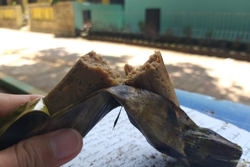 Sate gepuk ikan tongkol khas Kepulauan Seribu.