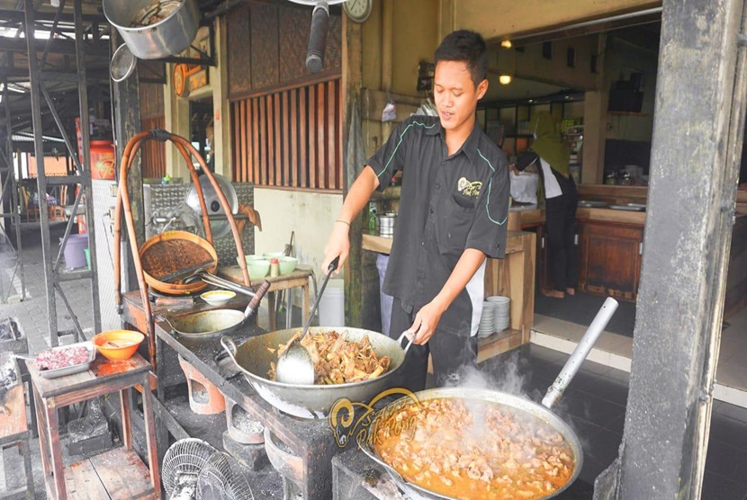 Sate Klathak Pak Pong termasuk salah satu yang melegenda di Yogyakarta. Untuk mengembangkan usaha kuliner ini, pada tahun 2000, Zakiron atau Pak Pong memberanikan diri pinjam modal usaha ke KUR BRI