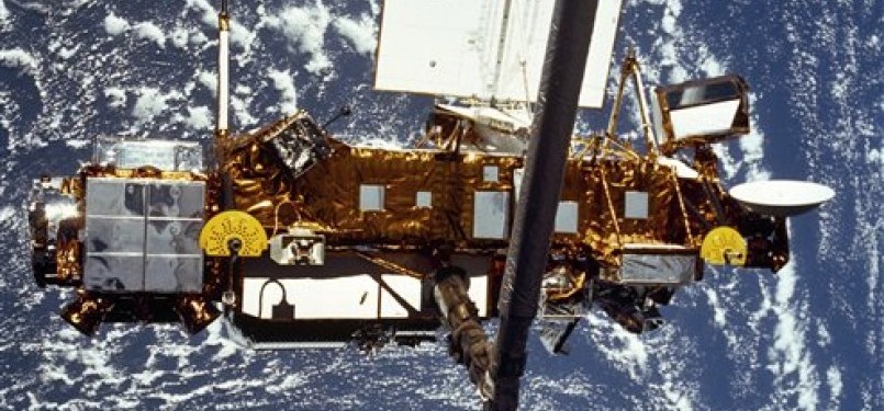 Satelit milik NASA  Upper Atmosphere Research Satellite (UARS) .