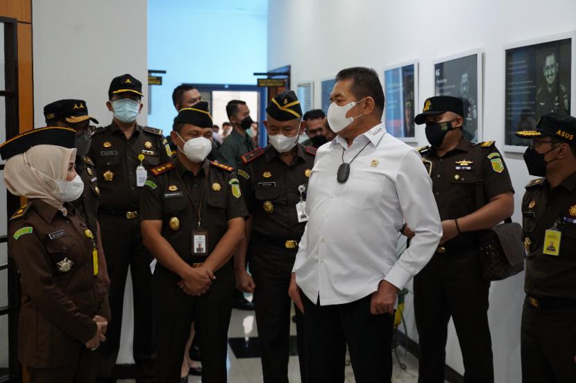Satgas 53 Tangkap Jaksa, Jaksa Agung Ingatkan integritas: Foto: Jaksa Agung saat berkunjung Kejaksaan Tinggi Banten, Selasa (28/12).