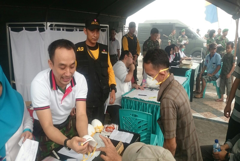  Satgas AGP membagikan bantuan obat-obatan, masker, obat tetes mata, susu bubuk untuk balita dan anak-anak di di Palangka Raya, Selasa (27/10).   (foto : dok. AGN Media Center)