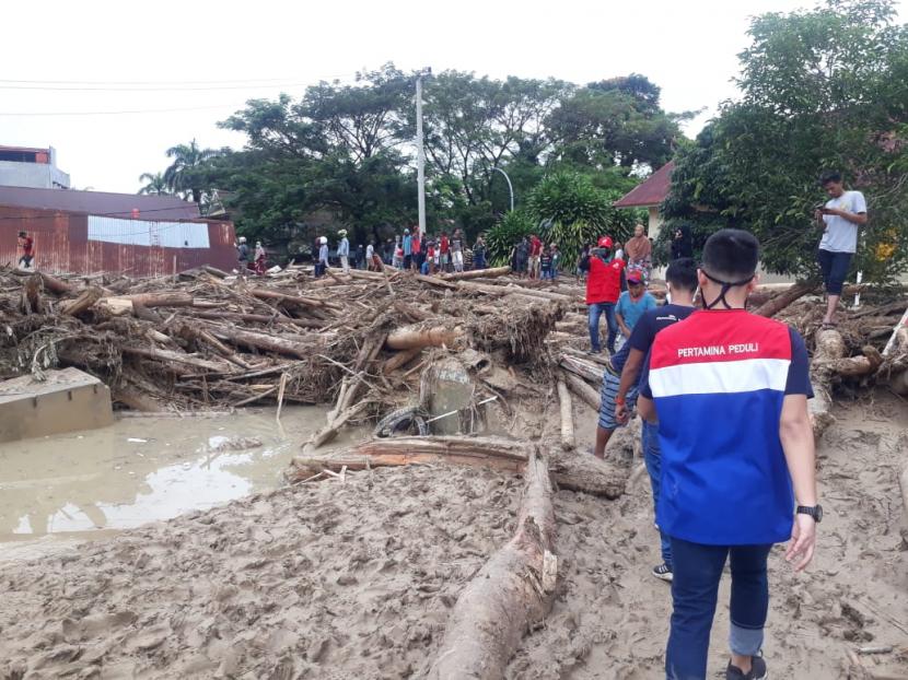Satgas bencana BUMN membantu proses penanganan bencana di Masamba, Sulawesi Selatan.