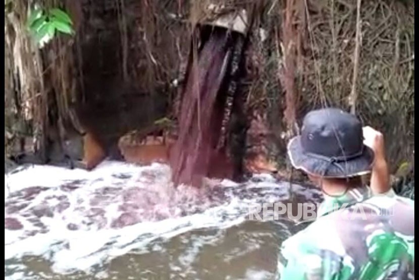 Satgas Citarum Harum menemukan pabrik yang membuang air limbah ke Sungai Cibaligo, Kota Cimahi, Kamis (19/4). 