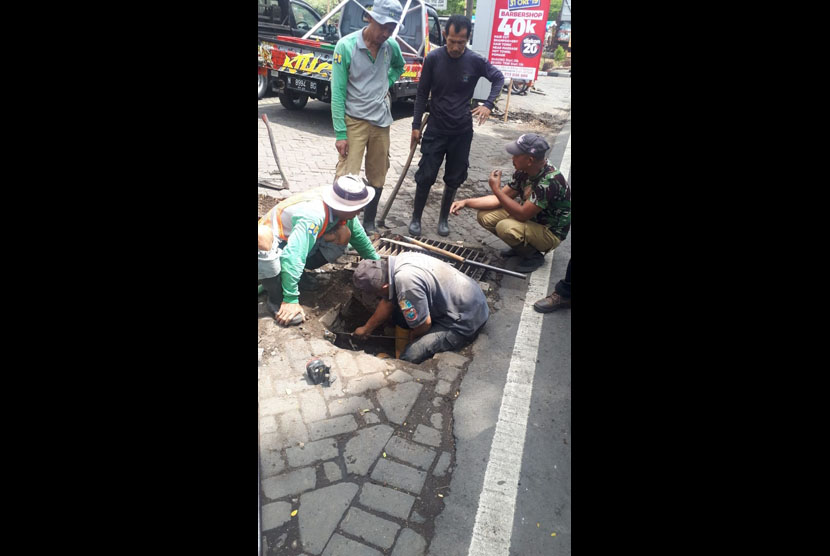 Satgas Dinas Pekerjaan Umum dan Tata Ruang (DPUPR) Kota Malang tengah memperbaiki drainase, gorong-gorong dan avur.