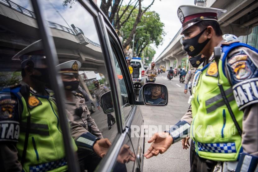 Satgas gabungan melakukan razia masker di Jalan Jenderal Sudirman, Palembang, Sumatera Selatan, Rabu (16/9/2020). Razia tersebut bertujuan untuk menekan kasus penyebaran COVID-19 di Palembang. AN