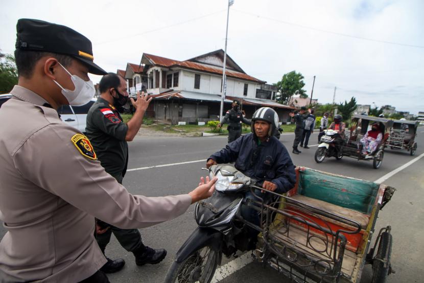 Satgas gabungan menjaring warga yang tidak memakai masker saat Operasi Yustisi di Kota Lhokseumawe, Aceh, Selasa (8/3/2022).