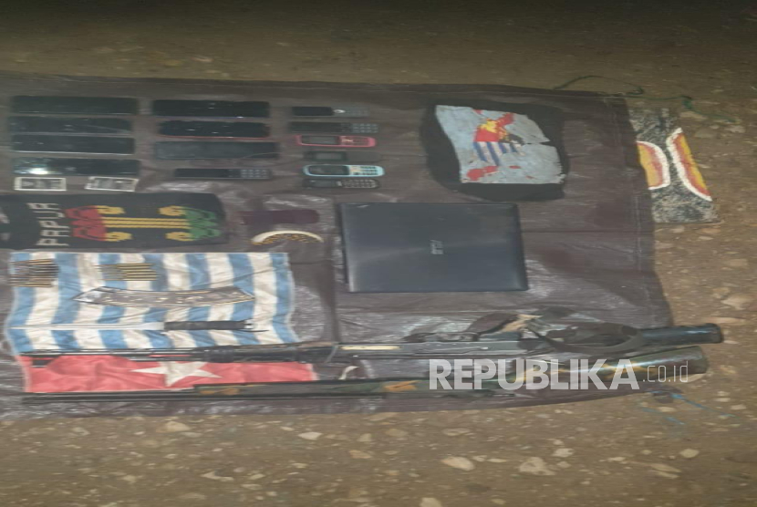 Satgas Habema TNI menyita sejumlah barang bukti dari OPM dalam operasi di Kabupaten Intan Jaya, Provinsi Papua Tengah.