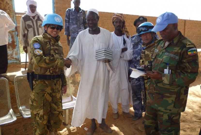 Satgas Indobatt TNI Bagikan Alquran ke Warga Darfur Barat.