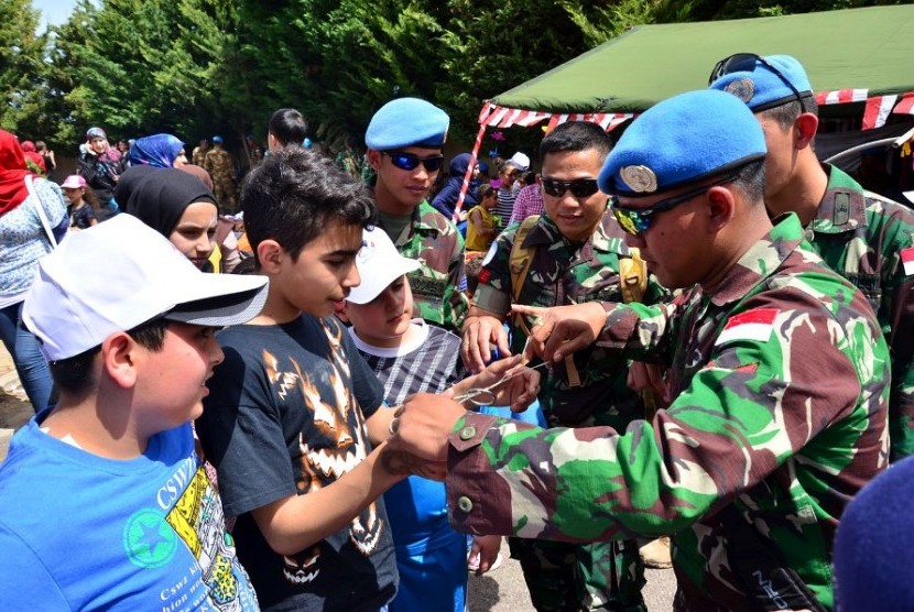 Satgas Indobatt TNI meriahkan acaraChildren Spring Festival di Lebanon. 