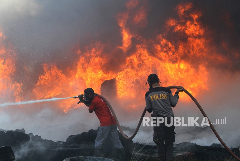 Satgas Karhutla dari TNI, Polri bersama relawan memadamkan api yang membakar lahan hutan (ilustrasi) 
