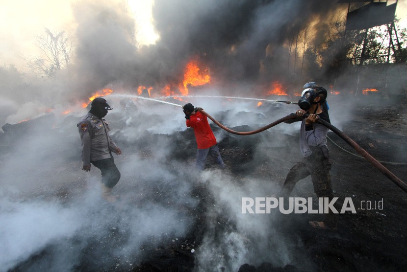 Satgas Karhutla dari TNI, Polri bersama relawan pemadam kebakaran berupaya memadamkan kebakaran lahan gambut (ilustrasi)