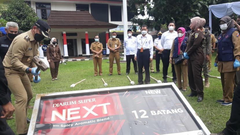 Satgas Kawasan Tanpa Rokok (KTR) Kota Bogor saat memusnahkan 500 lebih spanduk dan display iklan rokok di Kantor Kejaksaan Negeri Kota Bogor, Senin (6/12). Kementerian Pemberdayaan Perempuan dan Perlindungan Anak (KemenPPPA) RI turut menyoroti maraknya iklan promosi dan sponsorship rokok, yang mempengaruhi perilaku merokok pada anak. Dari hasil evaluasi Kota Layak Anak (KLA) pada KemenPPPA RI 2022, IPS rokok belum dilarang secara jelas di daerah-daerah.