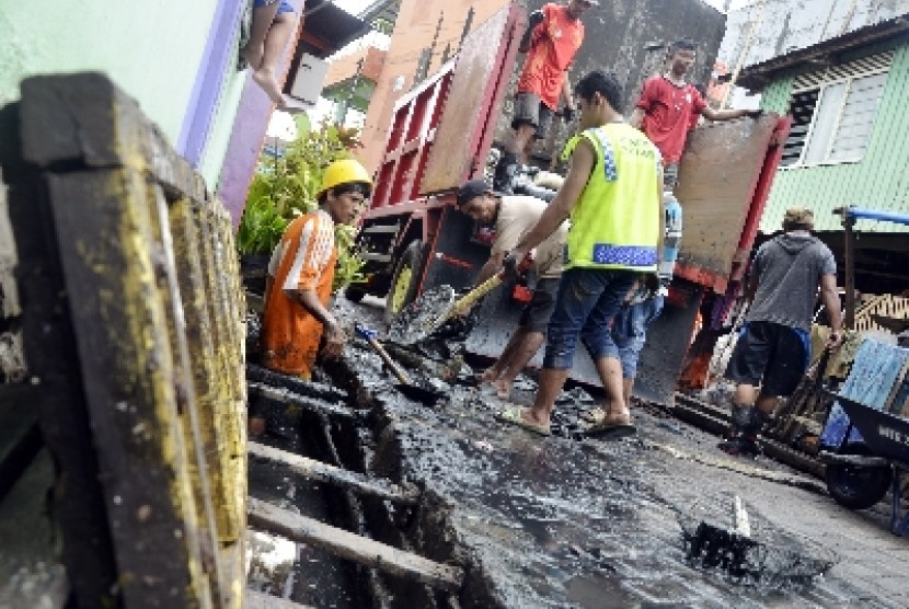 Satgas Kebersihan Pemkot Makassar bersama masyarakat membersihkan sampah warga.