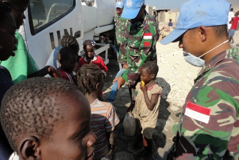 Indonesian Armed Forces (TNI) personnels, member of Konga XXXII-A/Minustah provide clean water to Gonaives citizen, inHaiti. Indonesia is to sent  another peacekeeping forces serving under Minustah.