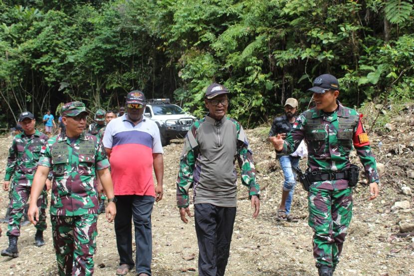 Satgas Pamtas RI-PNG Yonif 132/Bima Sakti meninjau proyek perbaikan bendungan di perbatasan Skouw-Wutung, Jayapura, Papua, Sabtu (22/7/2023).