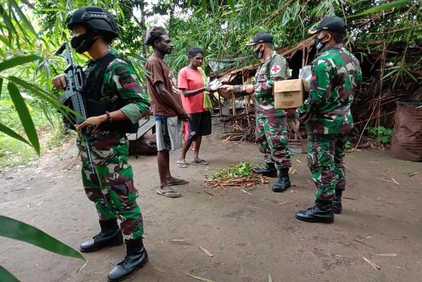  Untuk mencegah dan menanggulangi penyebaran Covid-19, Satgas Pamtas Yonif 125/Simbisa yang berada dibawah Komando Pelaksana Operasi (Kolakops) Korem 174/ATW menditribusikan hand sanitizer, masker, vitamin dan alat disinfektan kepada aparat pemerintah dan masyarakat Kampung Sota, Distrik Sota, Kabupaten Merauke.