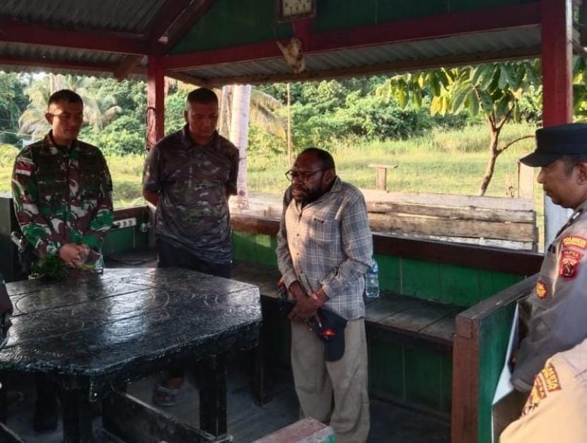Satgas Pamtas Yonif 132/Bima Sakti menangkap salah satu tokoh OPM, Yusak Pakage (45 tahun) di perbatasan RI-Papua Nugini, Kota Jayapura, Kamis (8/6/2023).