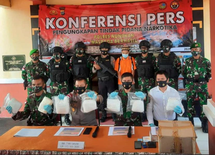  Satgas Pamtas Yonif  623/BWU menangkap tersangka pengedar narkoba jenis sabu-sabu di perbatasan Malaysia, tepatnya di Desa Aji Kuning, Sebatik Tengah, Nunukan, Kalimantan Utara.