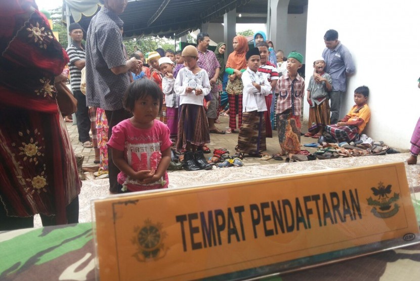 Satgas Pamtas Yonif Mekanis 413 Kostrad mengadakan kegiatan khitanan massal di Tanah Merah Kabupaten Boven Digoel, Papua. 