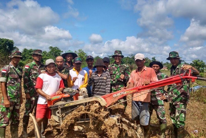Satgas Pamtas Yonif Raider 330 Tridharma memberikan bantuan 1 unit traktor kepada masyarakat Asiki Boven Digoel.