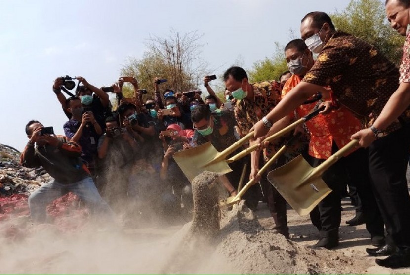 Satgas Pangan Polda Jawa Timur melakukan pemusnahan barang bukti berupa 70 ton bawang bombai impor asal India di TPA Benowo Surabaya, Jumat (29/6). 