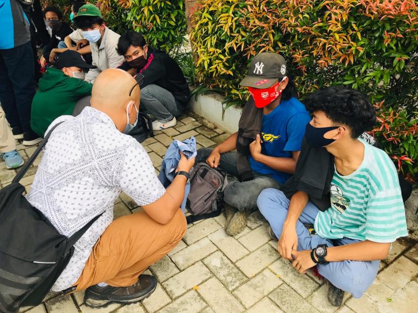 Satgas Pelajar Kota Bogor mengamankan sejumlah pelajar yang hendak berangkat unjuk rasa ke Jakarta di Stasiun Bogor, Selasa (13/10). 