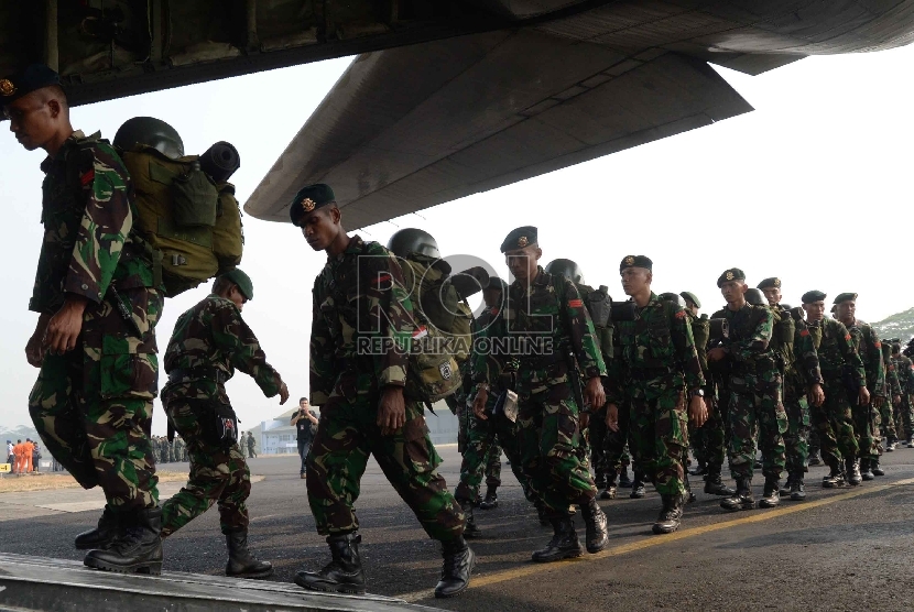 Satgas Pemadaman Kebakaran Hutan dan Lahan bersiap memasuki pesawat Hercules di Halim Perdanakusuma, Jakarta, Selasa (27/10). (Republika/Yasin Habibi)