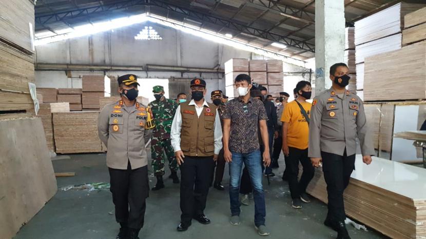 Satgas Penanganan Covid-19 Kota Tasikmalaya melakukan sidak ke perusahaan pengolahan kayu, Rabu (7/7).