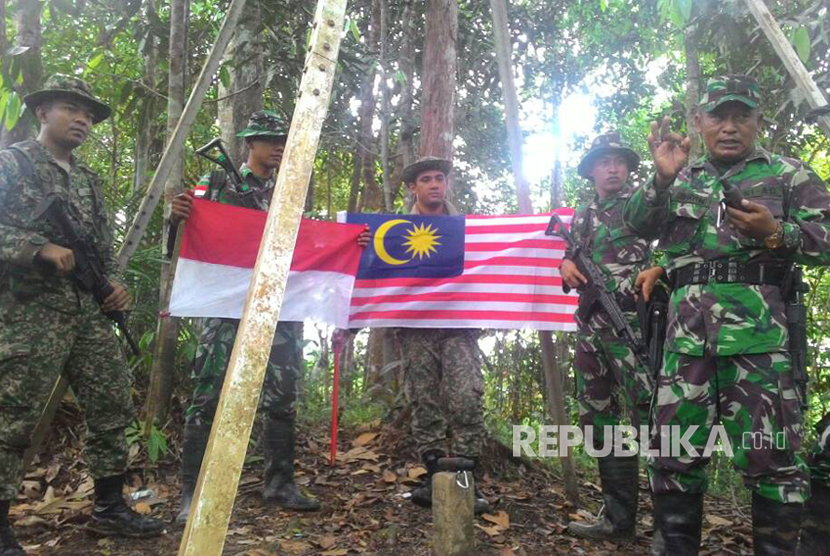 Satgas Pengamanan Perbatasan (Pamtas) TNI AD dan Tentara Diraja Malaysia (TDRM) melaksanakan patroli bersama di wilayah perbatasan Indonesia-Malaysia di Pos Komando Taktis (Pos Kotis) TNI AD di Entikong, Kalimantan Barat (Kalbar), Rabu (17/5).