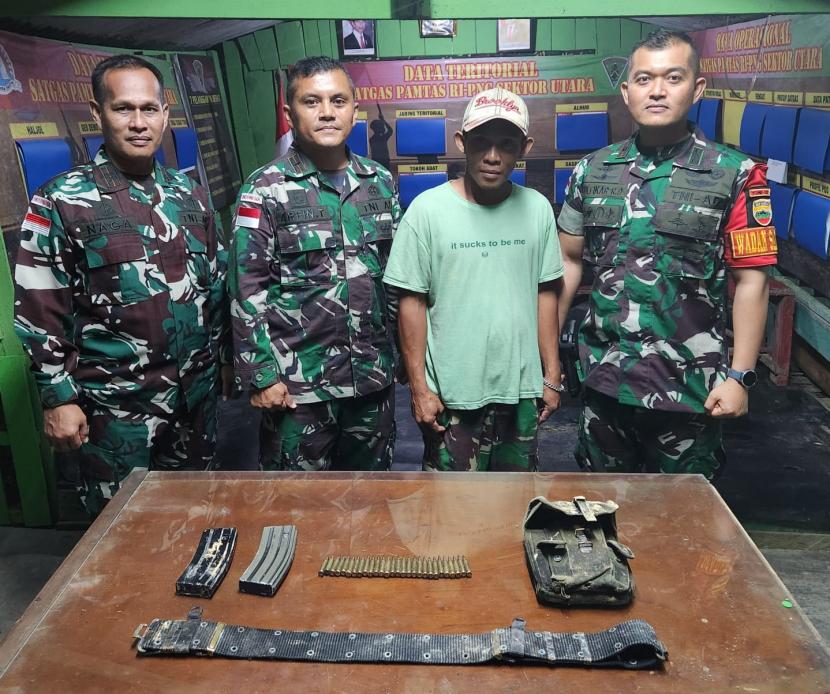 Satgas Pengamanan Perbatasan (Pamtas) Yonif 132/Bima Sakti (BS) menerima penyerahan amunisi dan magazen dari warga bernama Jaya (33 tahun) di Kampung Yowong, Kabupaten Keerom, Provinsi Papua, Ahad (19/3/2023).