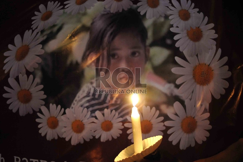 Satgas Perlindungan Anak menggelar doa bersama dan aksi 1.000 lilin untuk bocah perempuan yang ditemukan tewas terbunuh dan dikubur di halaman belakang rumahnya, Angeline di Bundaran HI, Jakarta, Kamis (11/6) malam.  (Republika/Agung Supriyanto)