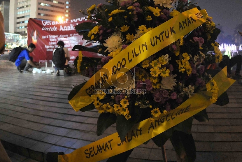 Satgas Perlindungan Anak menggelar doa bersama dan aksi 1.000 lilin untuk bocah perempuan yang ditemukan tewas terbunuh dan dikubur di halaman belakang rumahnya, Angeline di Bundaran HI, Jakarta, Kamis (11/6) malam. (Republika/Agung Supriyanto)