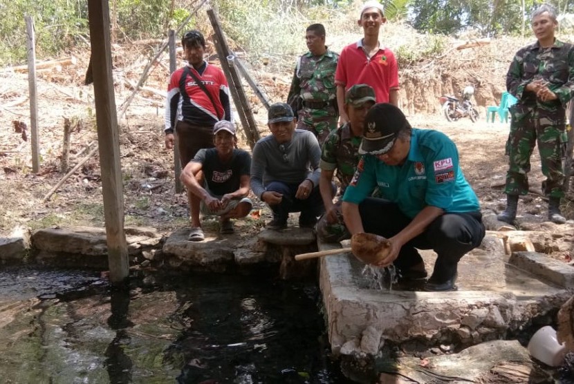 Satgas TMMD ke-106 Kodim Soppeng bersama warga meninjau sumber mata air panas di Desa Tellu Limpoe, Kecamatan Marioriawa, Jumat (11/10). 