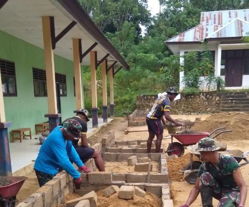 Satgas TMMD ke-108 memasang paving block di SD Matabaho, Kecamatan Wawonii Barat, Kabupaten Konawe Kepulauan.