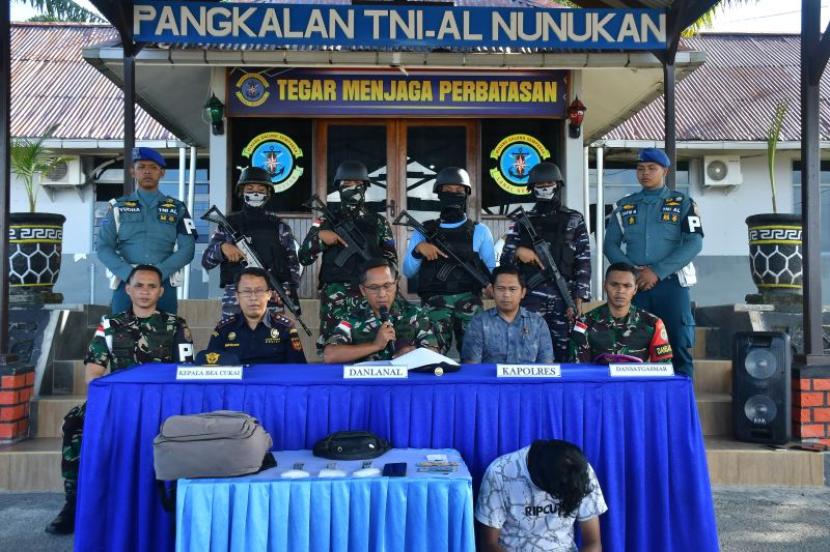 Satgas TNI AL menggagalkan penyelundupan sabu dari jaringan internasional asal Tawau, Malaysia, di Nunukan, Kalimantan Utara, Jumat (17/5/2024). 