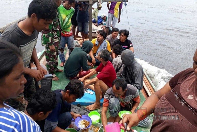 Satgas Yonif Raider 515 Kostrad menyelamatkan 16 penumpang dan anak buah KM Lingkar yang tenggelam di sekitar perairan Batu Bendera, Sungai Benjina, Perairan Aru, Maluku, Ahad (26/11).