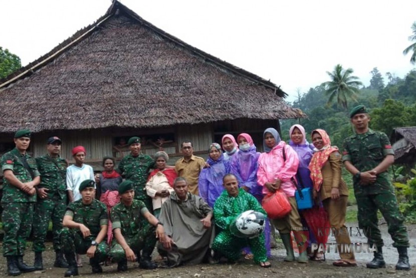 Satgas Yonif RK 136/TS bersama Puskesmas dan Babinsa Tehoru berikan layanan kesehatan bagi warga Dusun Ekano,Selasa (25/6/2019).