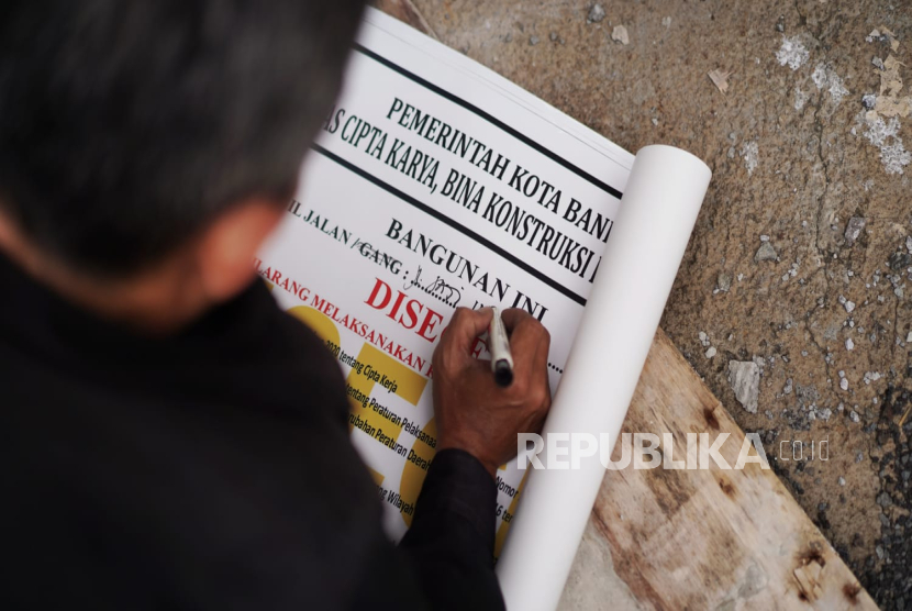 Satgas Yustisi Pemkot Bandung menyegel proyek pembangunan perumahan di kawasan Griya Elok Townhouse, Jalan Jati Indah, Kelurahan Gumuruh, Kecamatan Batununggal, Kamis (11/9/2025).