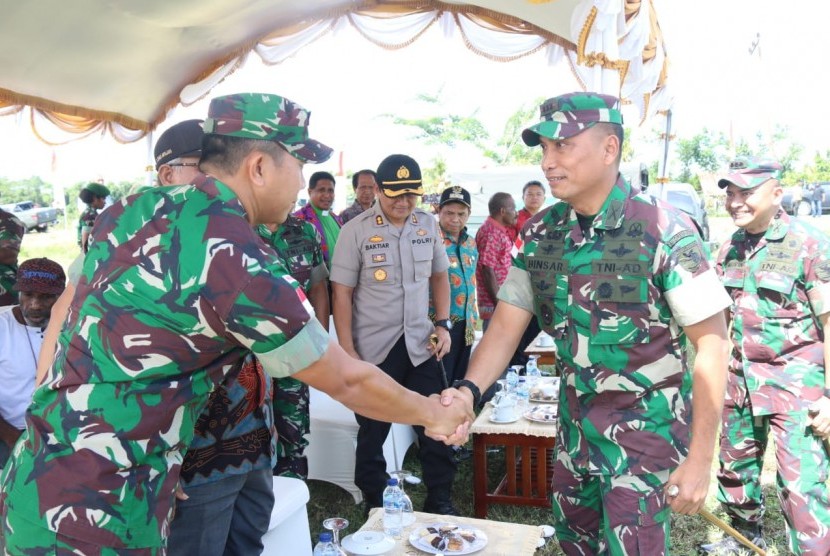 Satgat Pamtas Raider 300/ Bwj Kodam III Siliwangi menyaksikan penyerahan tanah adat untuk pembangunan Makorem 172/Pwj.