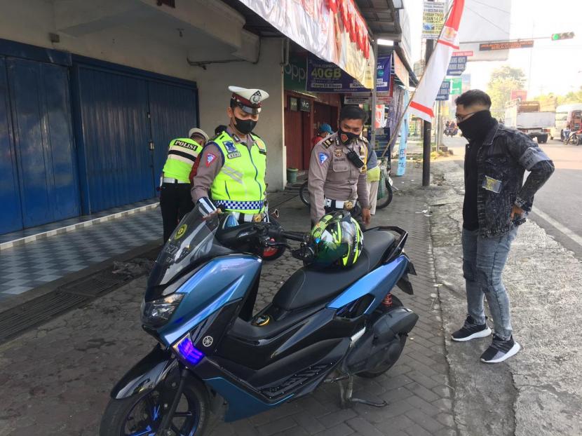 Satlantas Polres Karanganyar mengamankan belasan sepeda motor berknalpot tidak standar (knalpot brong) pada Ahad (8/8).