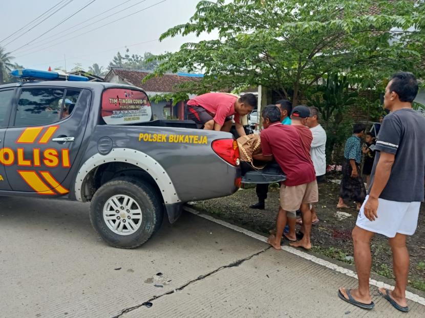 Satlantas Polres Purbalingga mengevakuasi korban kecelakaan di daerah Bukateja, Purbalingga. 