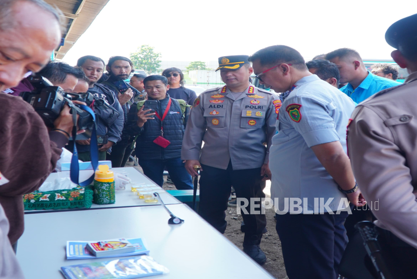 Satlantas Polresta Bandung bersama Dinas Perhubungan (Dishub) Kabupaten Bandung melakukan ramp check ke perusahaan bus di wilayah Katapang, Kabupaten Bandung, Jumat (14/3/2025). Mereka ingin memastikan kendaraan laik jalan saat mudik lebaran 1446 Hijriah. 