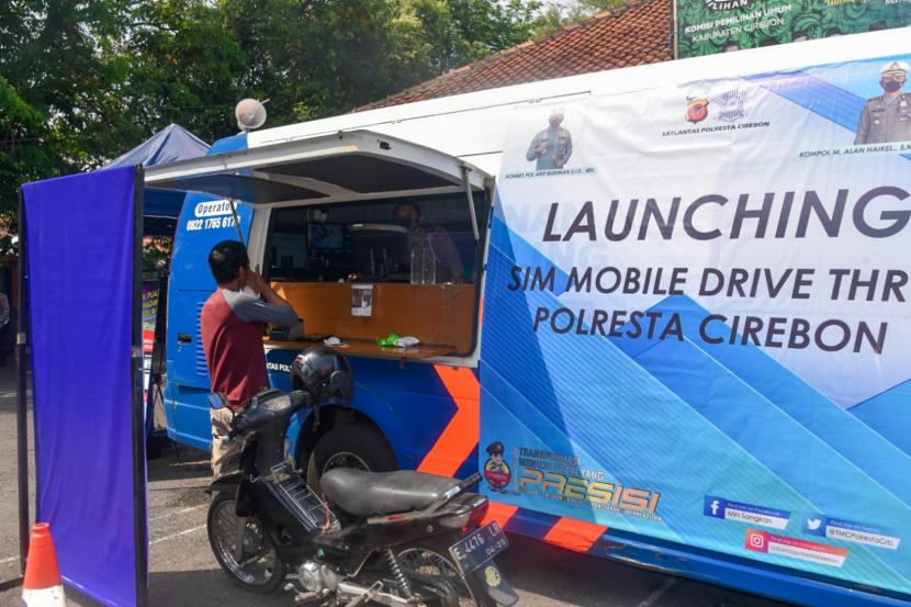 Satlantas Polresta Cirebon meluncurkan SIM Drive Thru,  Kamis (19/8).